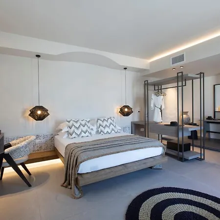 Kelly & Naousa (Paros)