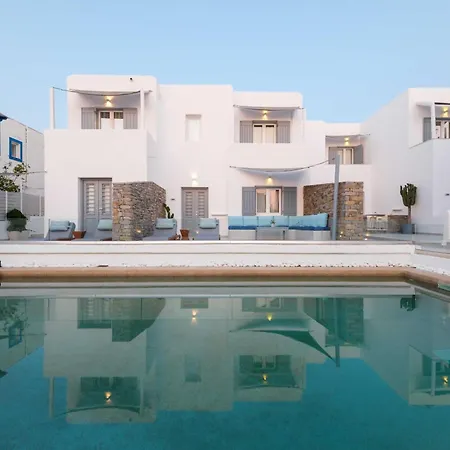 Kelly & 4* Naousa (Paros)