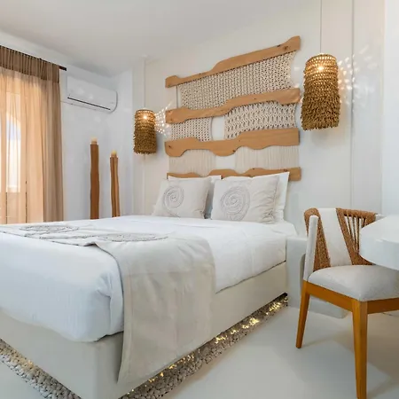 Kelly & Naousa (Paros)