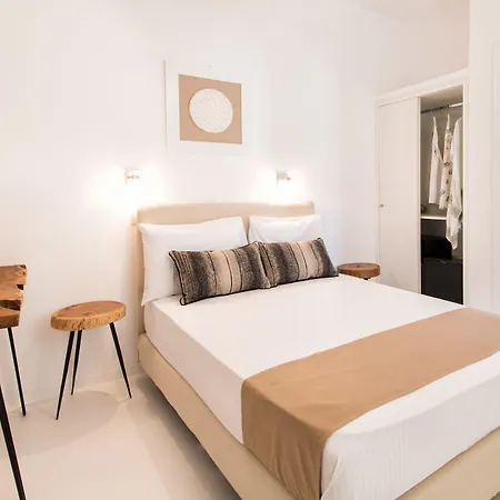 Kelly & 4* Naousa (Paros)