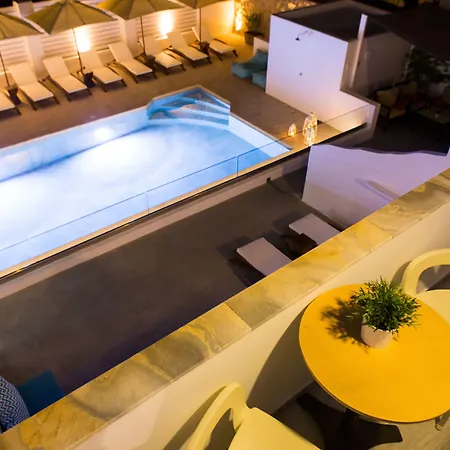 Kelly & 4* Naousa (Paros)