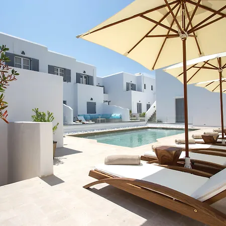 Kelly & 4* Naousa (Paros)