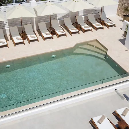 Kelly & 4* Naousa (Paros)