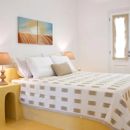 Kelly & Naousa (Paros)