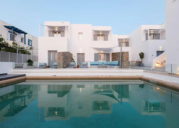 Kelly & 4* Naousa (Paros)