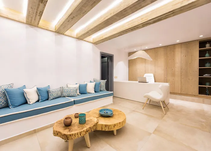 Kelly & Naousa (Paros)