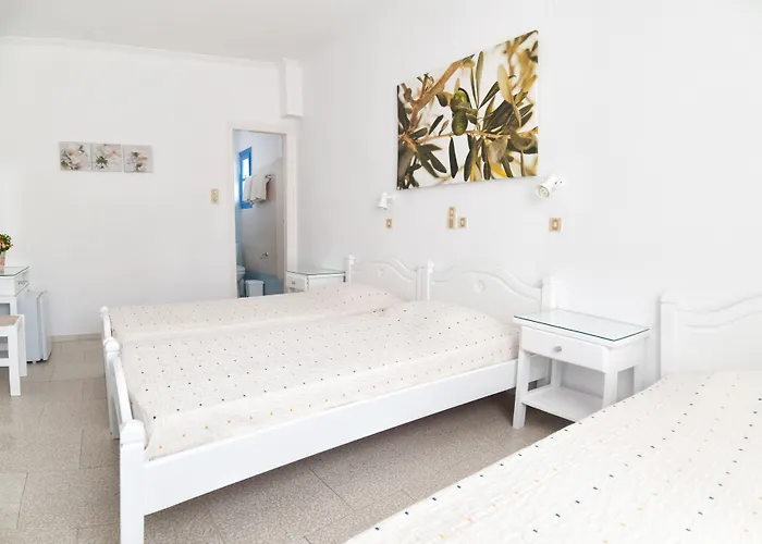 Kelly & Naousa (Paros)