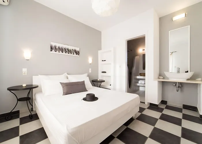 Kelly & Naousa (Paros)