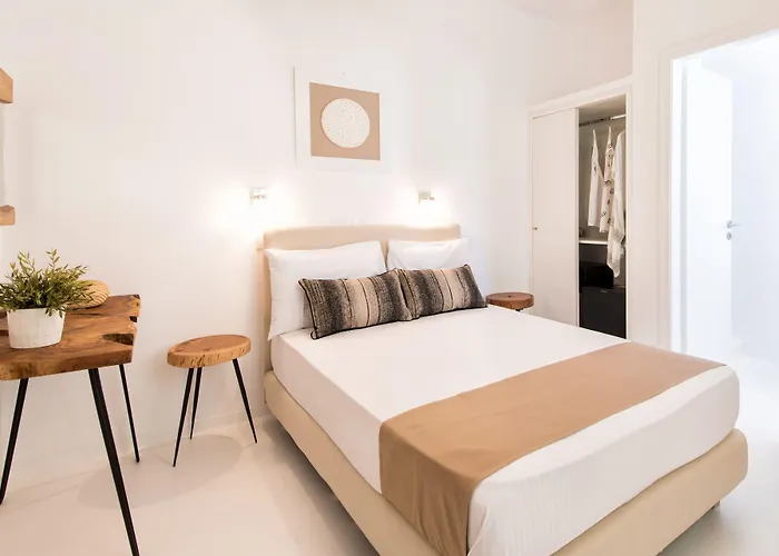 Kelly & 4* Naousa (Paros)