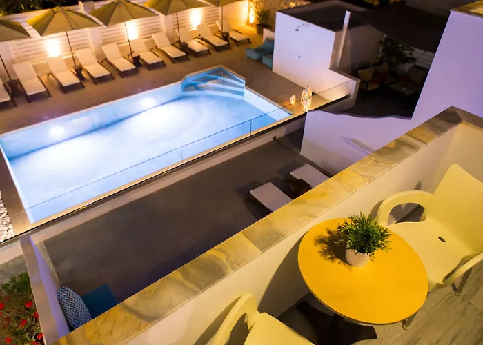 Kelly & 4* Naousa (Paros)