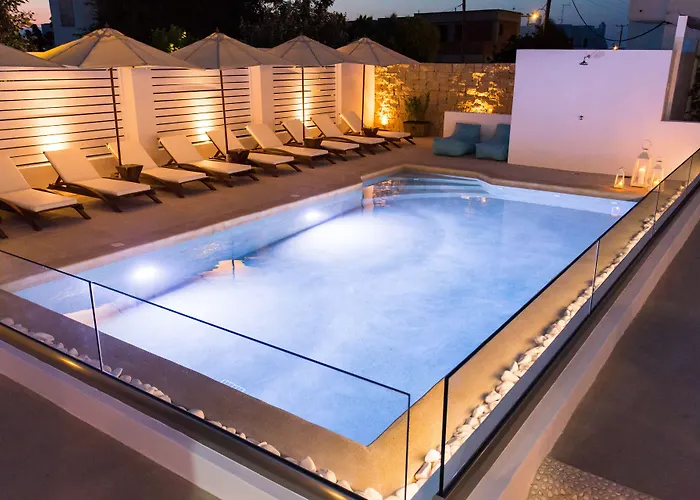 Kelly & 4* Naousa (Paros)