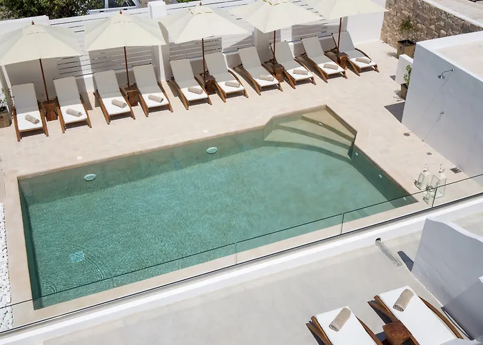 Kelly & 4* Naousa (Paros)