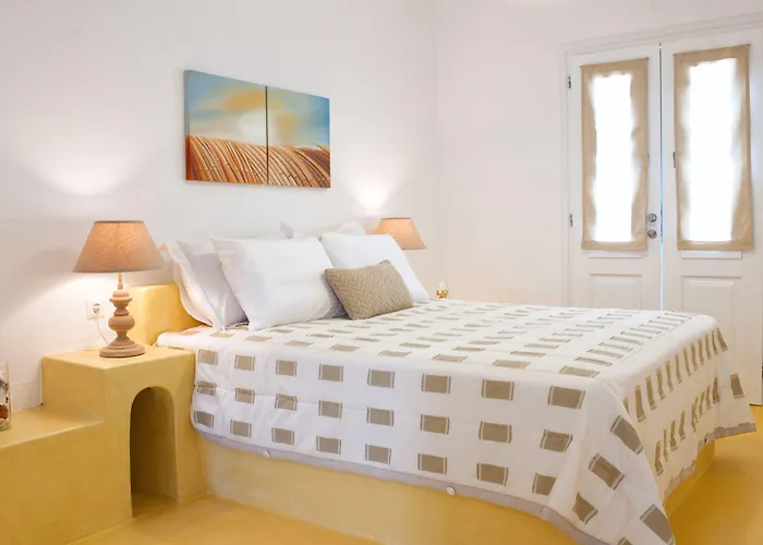 Kelly & Naousa (Paros)