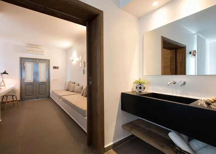 Kelly & Naousa (Paros)